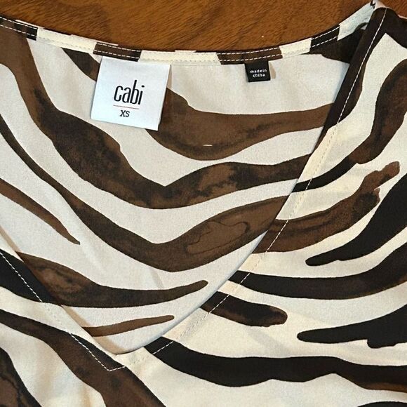 Cabi XS zebra ivory brown print v-neck ruffle sleeve top - Picture 3 of 6
